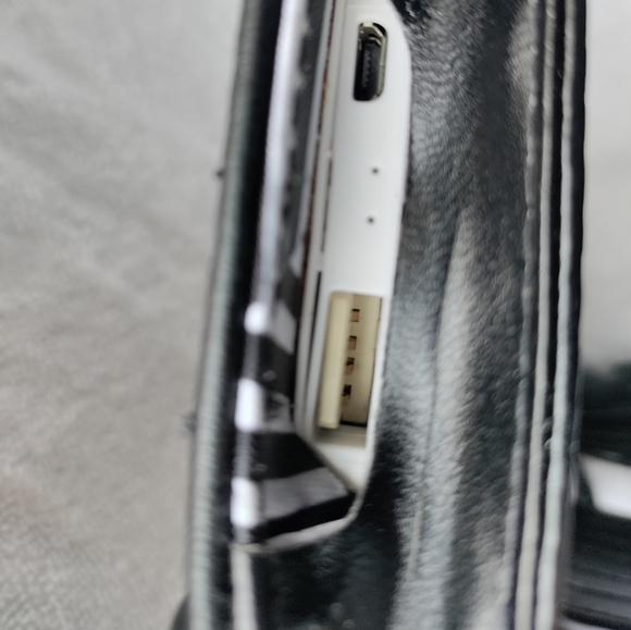 🆕Nanette Lepore | Quilted USB Cell Phone Charging Wristlet Wallet Black & Gold - Picture 14 of 16